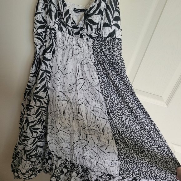 Women's Lightweight Dress - Picture 2 of 6